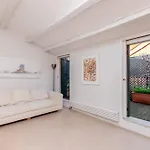 Guesthost - Piazza San Marco Cozy Retreat With Terrace Διαμέρισμα *