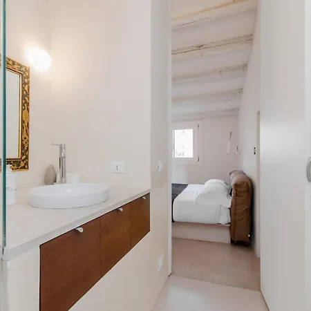 아파트 Guesthost - Piazza San Marco Cozy Retreat With Terrace *