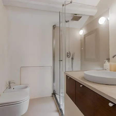 Guesthost - Piazza San Marco Cozy Retreat With Terrace