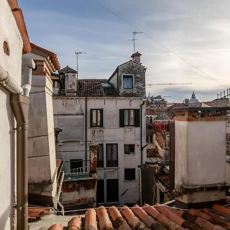 아파트 Guesthost - Piazza San Marco Cozy Retreat With Terrace