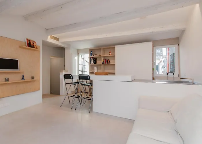 Guesthost - Piazza San Marco Cozy Retreat With Terrace 아파트