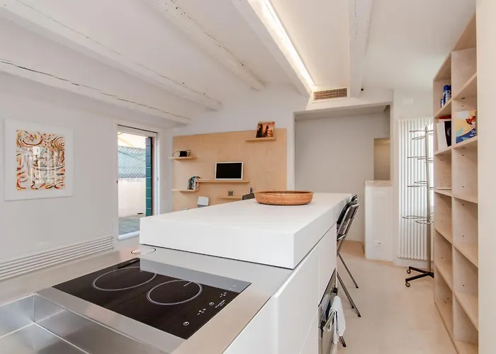 Guesthost - Piazza San Marco Cozy Retreat With Terrace 아파트 *