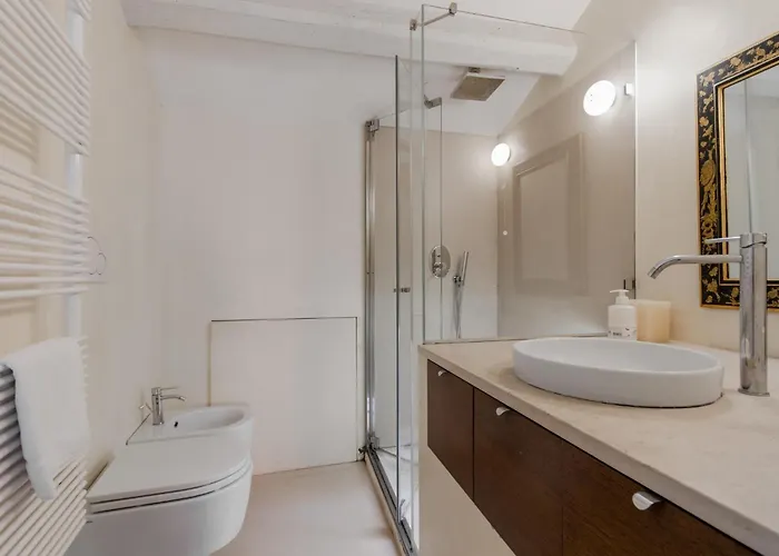 Guesthost - Piazza San Marco Cozy Retreat With Terrace